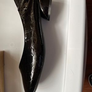 Bonavi black patent leather low heeled